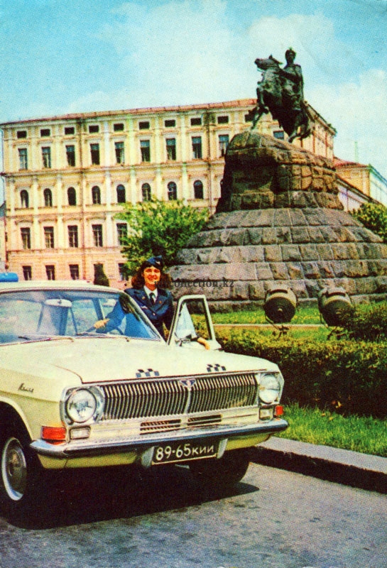 Taxi at the monument to Bogdan Khmelnitsky - Kyiv - 1976 - Такси у памятника Богдану Хмельницкому.jpg