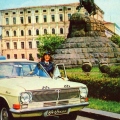 Taxi at the monument to Bogdan Khmelnitsky - Kyiv - 1976 - Такси у памятника Богдану Хмельницкому.jpg