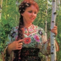 Девушка в березовом лесу