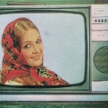 Девушка в платке на экране телевизора