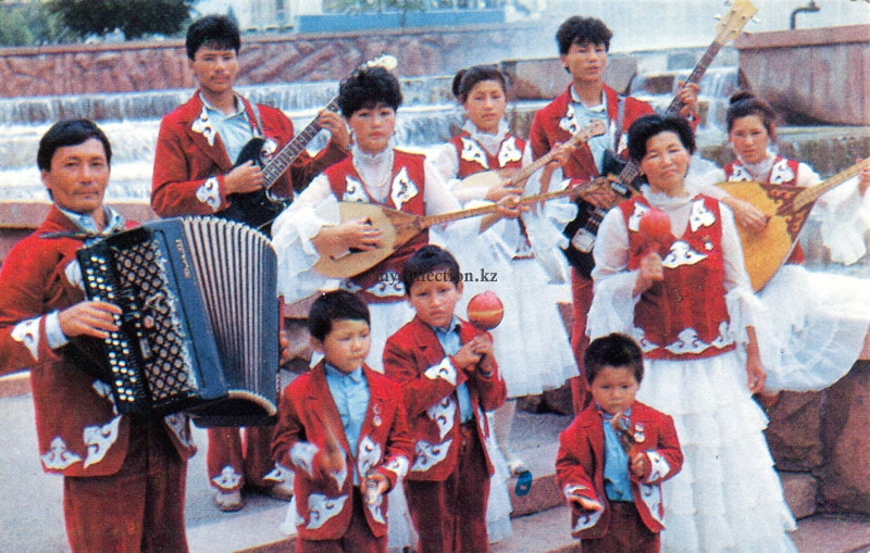 Казахский музыкальный ансамбль с баянистом - Kazakh musical band with accordion player.jpg