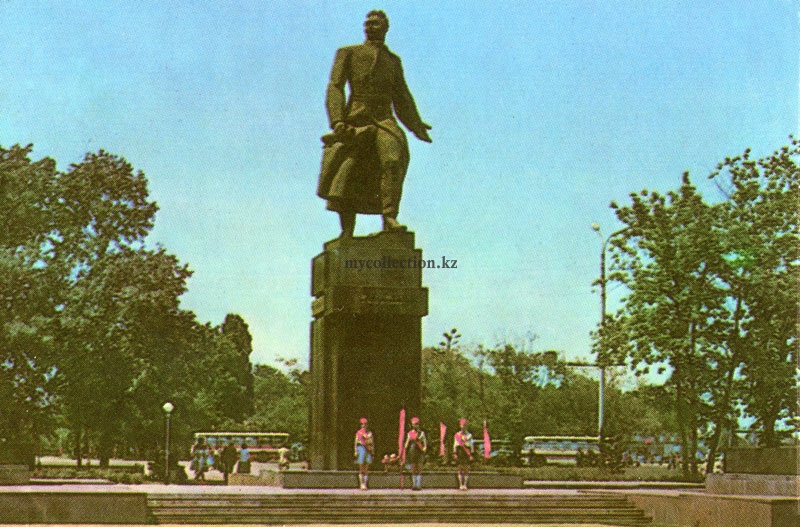 Monument to Alibi Dzhangildin in Almaty - Алма-Ата - Памятник Джангильдину.jpg