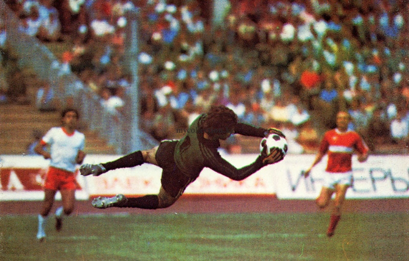 Football Goalkeeper - newspaper Sovetsky Sport 1986 - Вратарь - Газета Советский спорт - Футбол.jpg