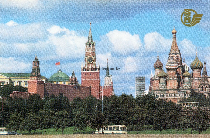 Moscow Kremlin and St. Basil's Cathedral.jpg