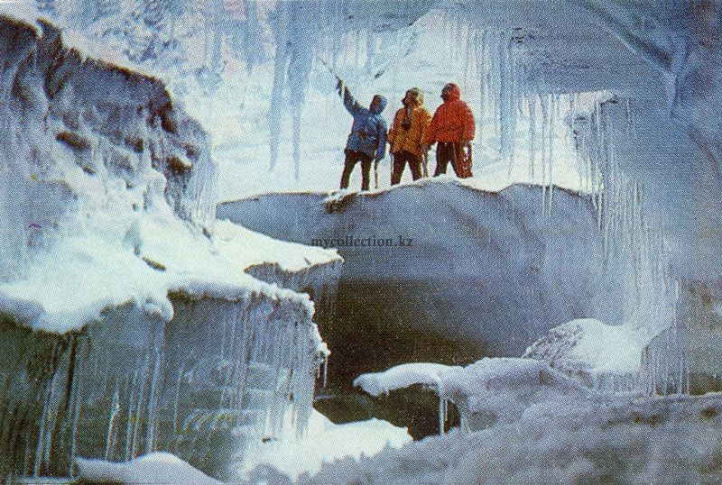 У пещеры ледника Богдановича 1978.jpg