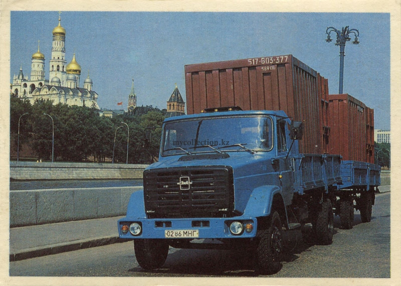 Грузовик ЗИЛ-433100 на фоне Московского Кремля - ZIL-433100.jpg