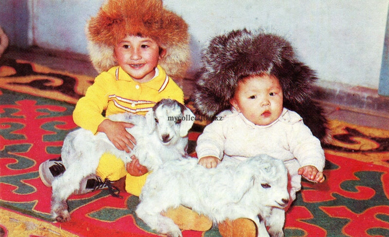 Социалистический Казахстан 1991 - Дети с баpашками - Children with lambs.jpg